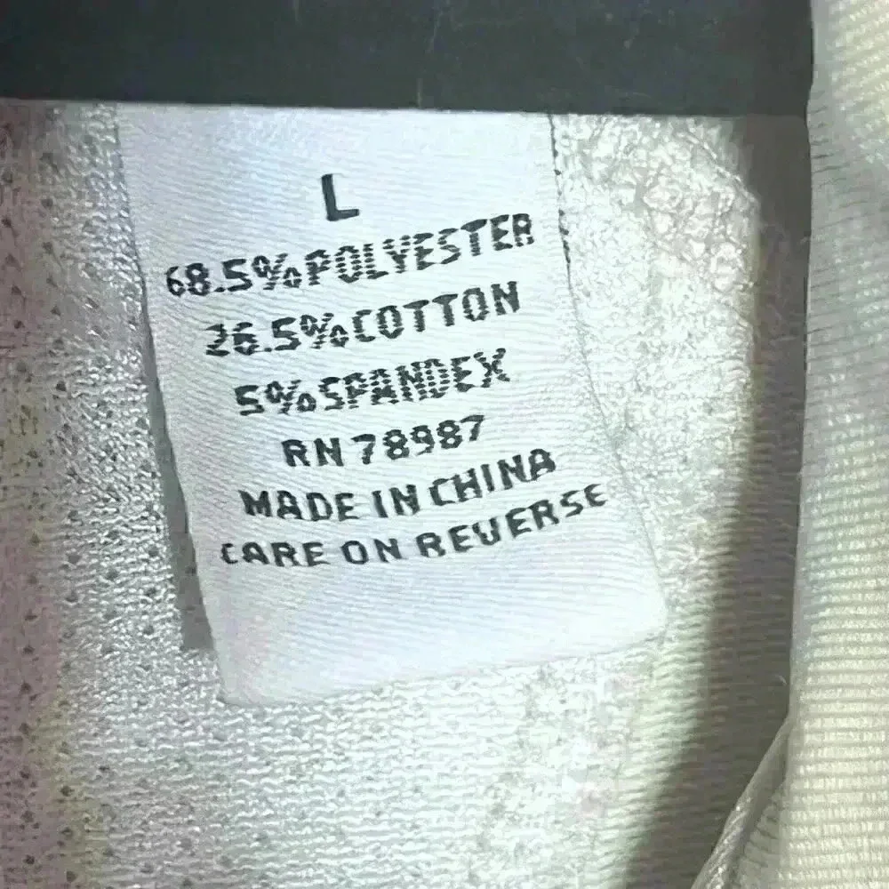Bachrach, size L,‎ Polyester/cotton Qtr. zip pullover.